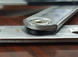 連桿間添加塑膠墊圈，有助于滑撐啟閉。然而，塑料墊圈易磨損與老化，破損后嚴(yán)重影響滑撐使用安全。